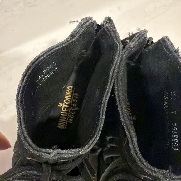 Minnetonka Classic Fringe Black Suede Ankle Boots Back Zipper EUC 7 - Picture 6 of 7